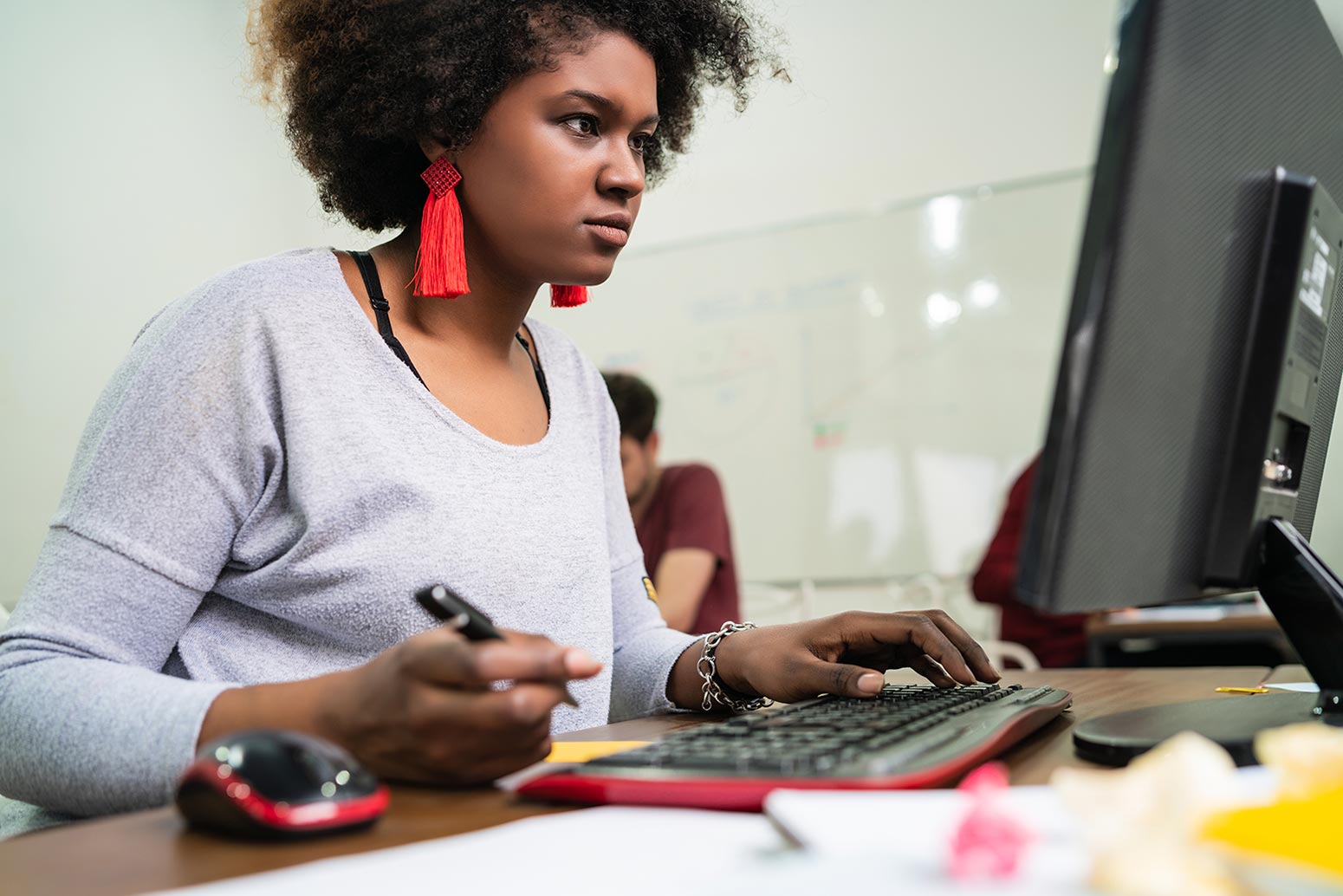 Mulher afro-americana trabalhando em um escritório