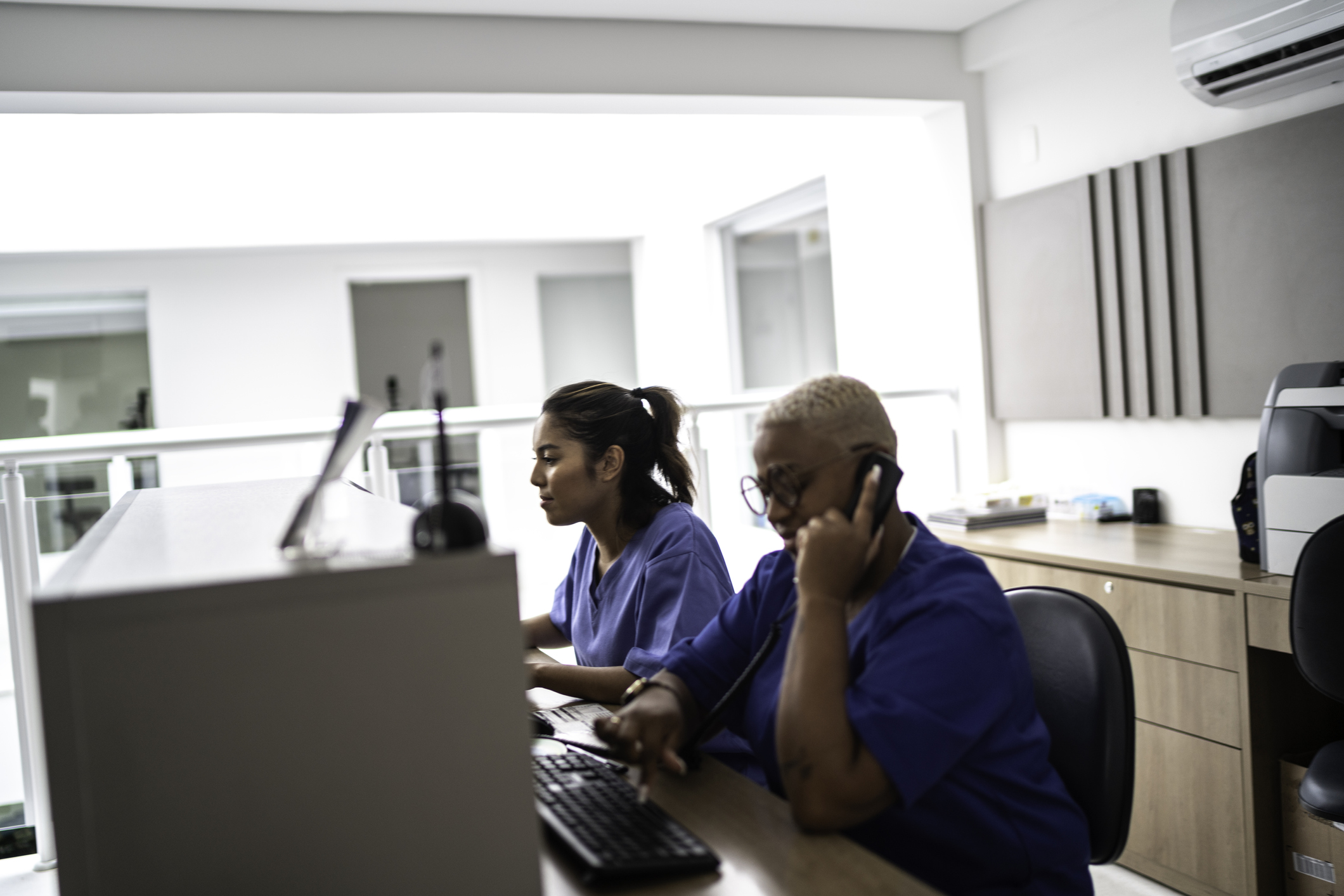 los administradores de consultorios médicos trabajan en un consultorio médico