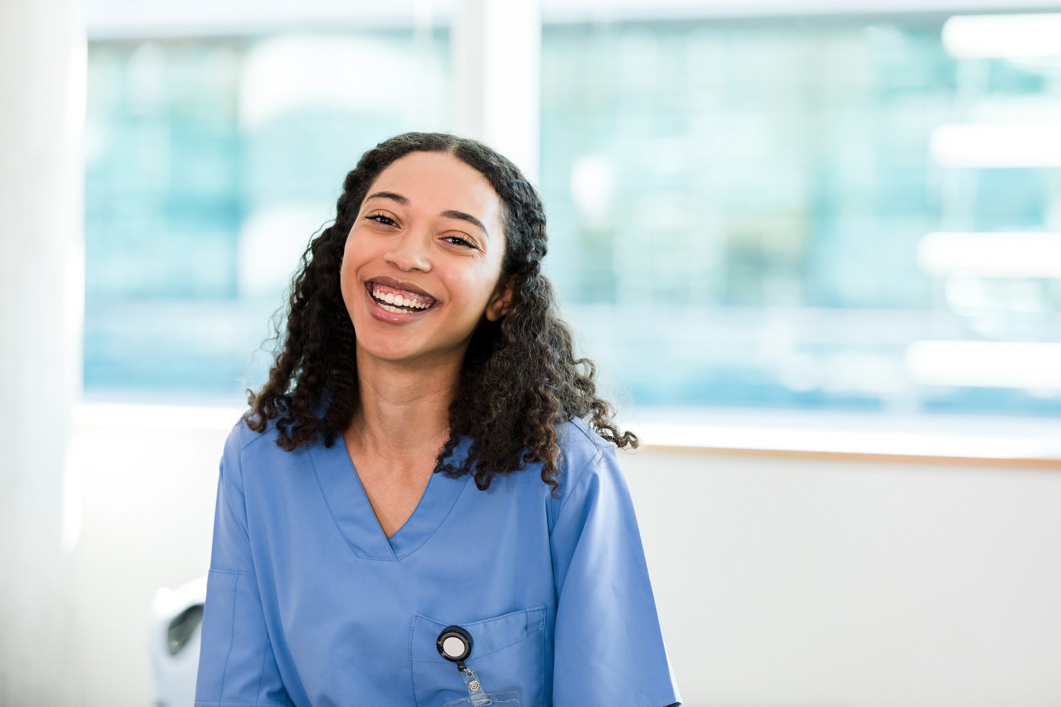 uma mulher especialista em administração de consultórios médicos